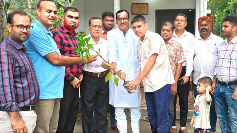 পরিবেশ সচেতনতায় সুজানগরে ফলজ গাছের চারা উপহার পেলো শিক্ষার্থীরা