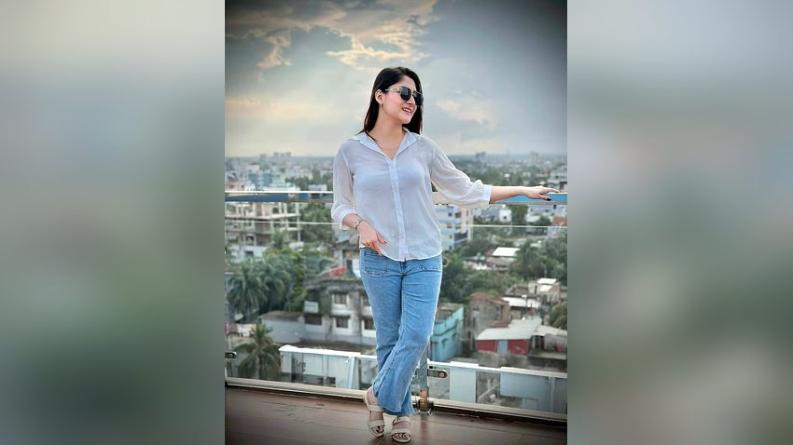 ছবিগুলো পোস্ট করে তিনি লিখেছেন,‘নিঃশব্দেই হয়ে উঠছি সেই নারী, যাঁকে একদিন স্বপ্নে দেখেছিলাম।’ অভিনেত্রীর ফেসবুক থেকে