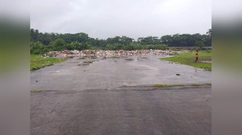 লালমোহনে হেলিপ্যাডে জুড়ে পৌরসভার ময়লার ভাগাড়,দুর্গন্ধে এলাকাবাসী