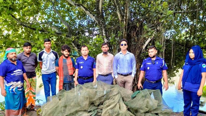 ভেড়ামারায় ৬০ হাজার টাকার নিষিদ্ধ চায়না দুয়ারী জাল পুড়িয়ে ধ্বংস