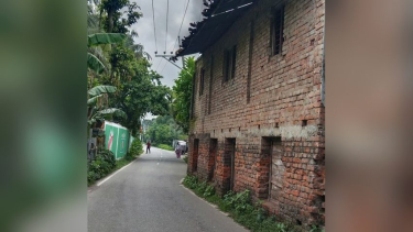 কাউখালীতে পরিত্যক্ত ভবনের কারনে ঝুঁকিপূর্ণ সড়ক
