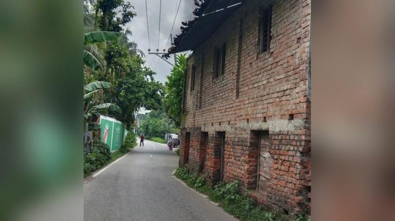 কাউখালীতে পরিত্যক্ত ভবনের কারনে ঝুঁকিপূর্ণ সড়ক