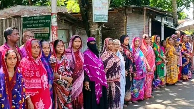 কাঁঠালিয়ায় বাবা-ছেলেকে কুপিয়ে জখমের বিচারের দাবিতে মানববন্ধন