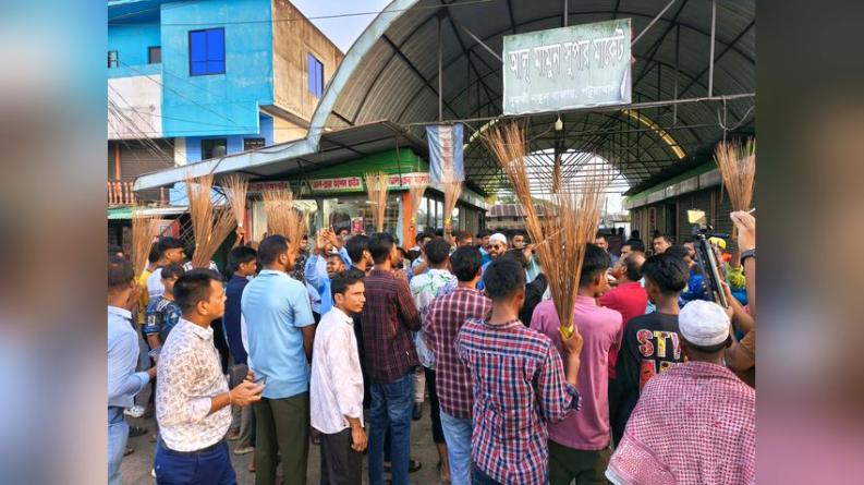 দুমকিতে ত্যাগীদের বঞ্চিত করে যুবদলের কমিটি দেয়ার প্রতিবাদে ঝাড়ু মিছিল