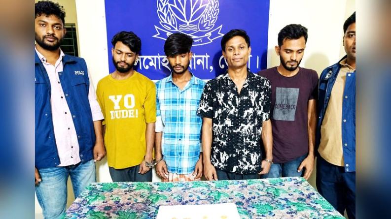 লালমোহনে ৫০ পিস ইয়াবাসহ আটক ৪