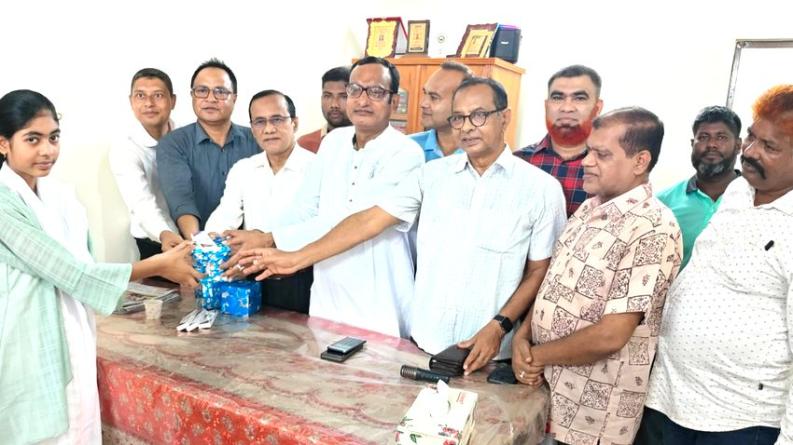 জ্ঞানের আলো পাঠাগারের উদ্যোগে সুজানগরের বৃত্তিপ্রাপ্ত কৃতি শিক্ষার্থীদের সংবর্ধনা
