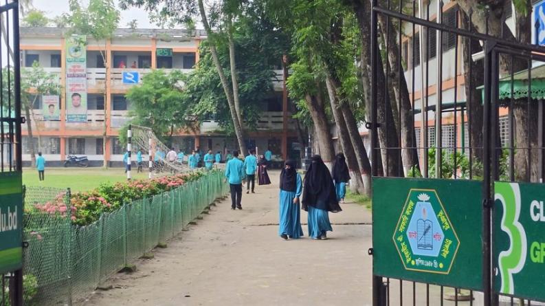 ভূঞাপুরে ভুল প্রশ্নে এইচএসসি পরীক্ষা : পাশ নিয়ে শঙ্কায় শিক্ষার্থীরা, কেন্দ্র সচিবকে শোকজ