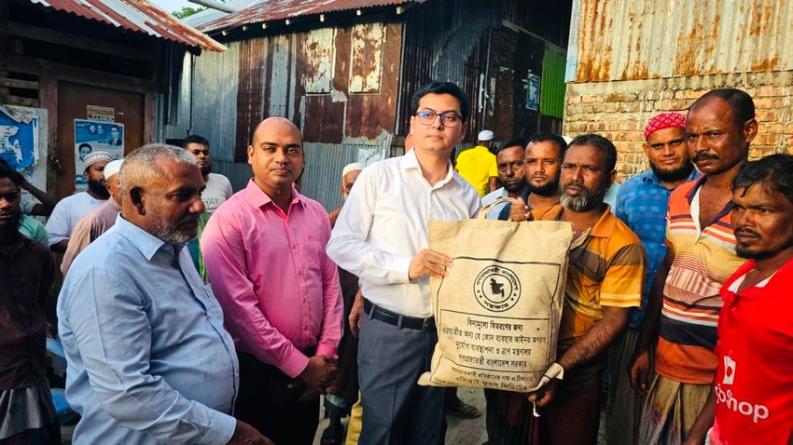 তালতলীতে ট্রলারডুবি: ১৪ জেলে পরিবারকে উপজেলা প্রশাসনের সহায়তা