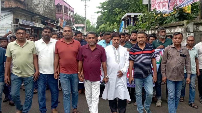 ষড়যন্ত্রের প্রতিবাদে পাইকগাছায় স্বেচ্ছাসেবক দলের বিক্ষোভ