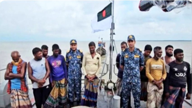 বঙ্গোপসাগরে বিকল ট্রলারসহ ১২ জেলেকে উদ্ধার করল নৌবাহিনী
