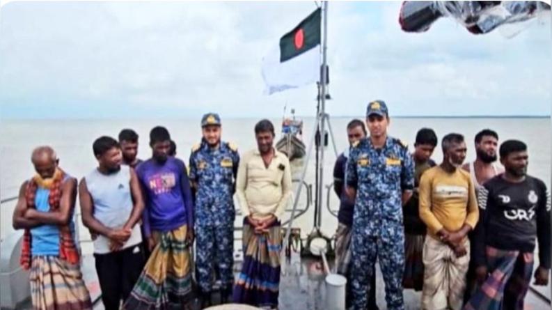 বঙ্গোপসাগরে বিকল ট্রলারসহ ১২ জেলেকে উদ্ধার করল নৌবাহিনী