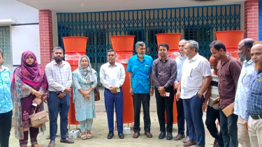 পীরগঞ্জে পেয়াজ চাষীদের মাঝে এয়ার ফ্লো মেশিন বিতরণ