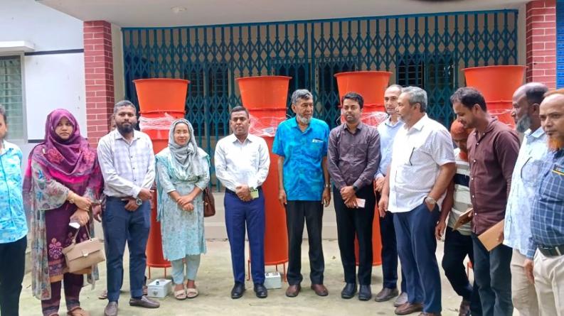 পীরগঞ্জে পেয়াজ চাষীদের মাঝে এয়ার ফ্লো মেশিন বিতরণ
