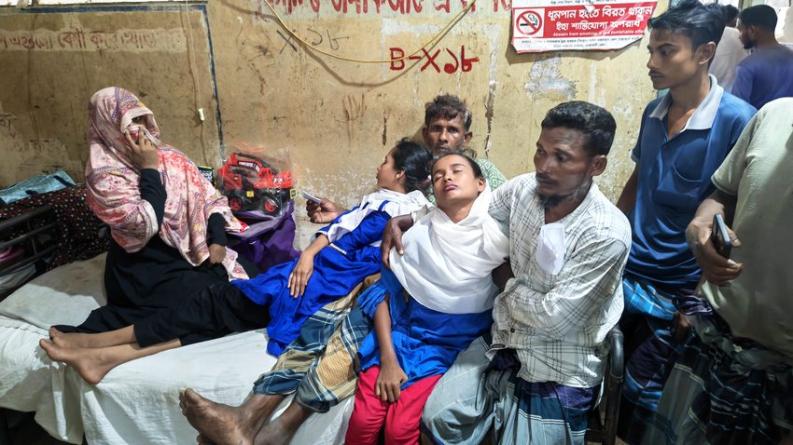 হাতিয়ার স্কুলে ১৫ দিনে তৃতীয়বার অজ্ঞান, হাসপাতালে ১০ শিক্ষার্থী