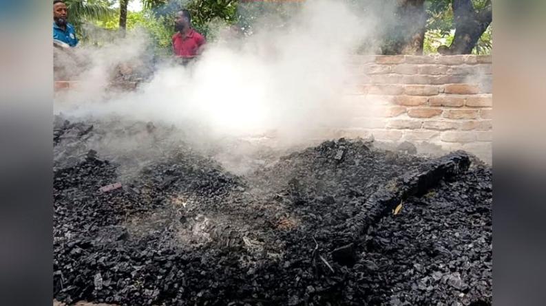 দুমকিতে সাবেক ইউপি চেয়ারম্যানের গোয়ালঘরে আগুন, ক্ষতি আড়াই লাখ টাকা