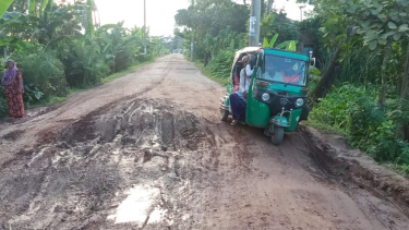 সংস্কারের অভাবে বেহাল বাউফলের ২০ কিলোমিটার সড়ক, বাড়ছে দুর্ঘটনার শঙ্কা