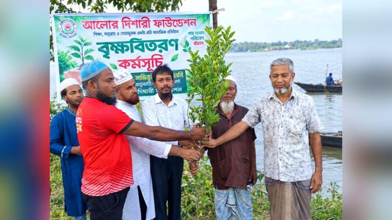 কাউখালীতে ১৫ দিনের কর্মসূচিতে তিন হাজার গাছের চারা বিতরণ