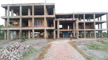 ৬ কোটি ৭৭ লাখ টাকার পৌর ভবন, চার বছরেও শেষ হয়নি নির্মাণ কাজ