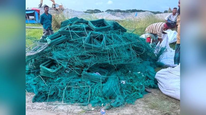 দোহারে প্রশাসনের অভিযানে অবৈধ জাল জব্দ ও আগুনে পুড়িয়ে ধ্বংস
