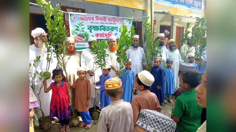 কাউখালীতে ১৫ দিনের কর্মসূচিতে তিন হাজার গাছের চারা বিতরণ