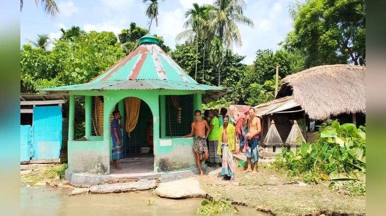 কাউখালীতে সন্ধ্যা নদীর ভাঙনে বসতঘর ও বিদ্যুতের লাইন বিলীন