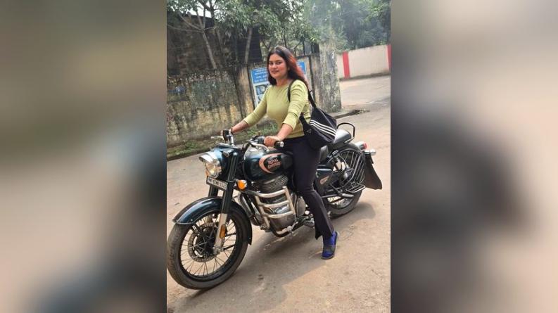 ফোনে কথার পর ঘরে নিধির মৃত্যু, তদন্তে বিবাহিত প্রকৌশলীর সঙ্গে সম্পর্কের দাবি