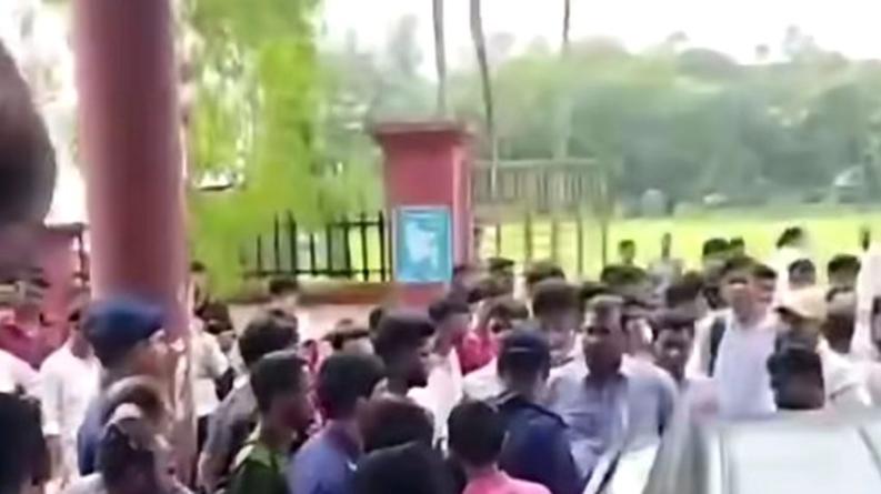 হাতিয়ায় আইনশৃঙ্খলা মিটিংয়ে তোপের মুখে এমপি হান্নান, হাতাহাতিতে আহত ৮