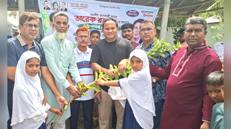সুজানগরে শিক্ষার্থী ও স্থানীয়দের মাঝে এক হাজার গাছের চারা বিতরণ