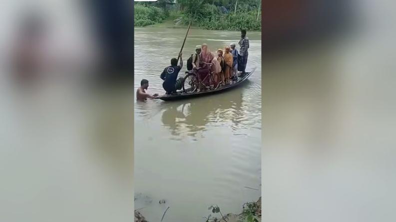 ভুঞাপুরে লৌহজং নদীতে সেতু না থাকায় বিপদজনক রেলসেতু ব্যবহার করছে মানুষ
