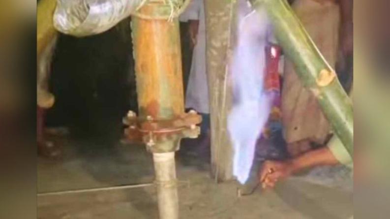 রাঙ্গাবালীতে গভীর নলকূপ থেকে বের হচ্ছে ‘গ্যাস’