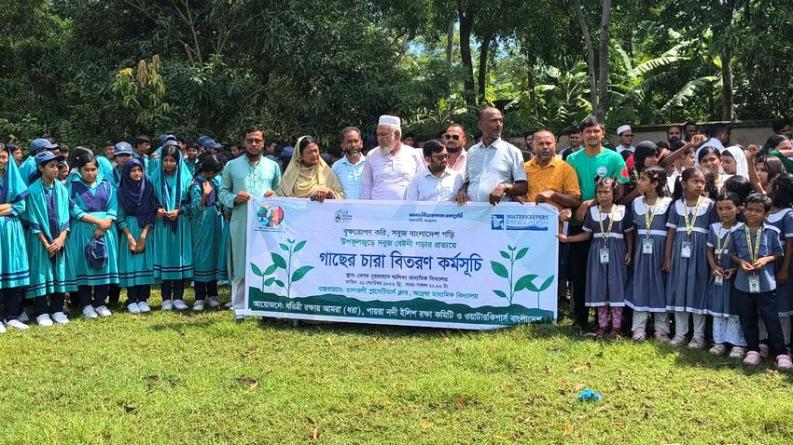 তালতলীতে প্লানেটিয়ার্স ক্লাবের শিক্ষার্থীদের মাঝে গাছের চারা বিতরণ