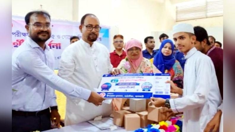 প্রতিশ্রুতি পূরণে পাঁচ কৃতি শিক্ষার্থীকে বিমানের টিকিট দিলেন ইউএনও