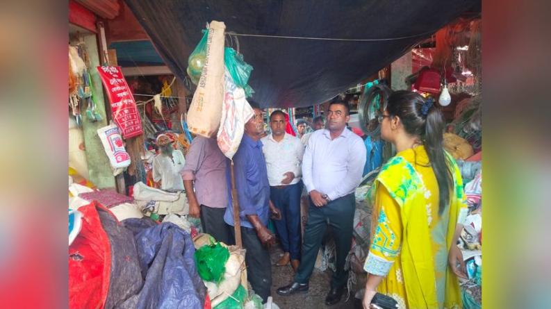 দোহারে খোলা বাজারে সার বিক্রির দায়ে ভোক্তা আইনে জরিমানা