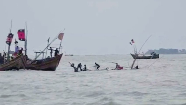 বিষখালী নদীতে ট্রলার থেকে পড়ে জেলে নিখোঁজ