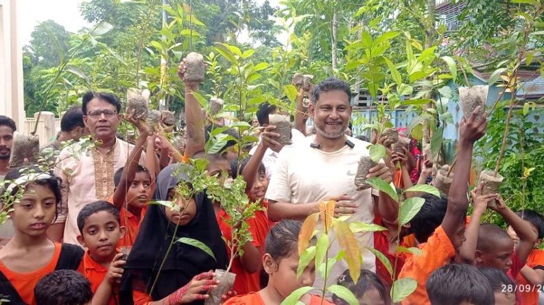 পিরোজপুরের শিক্ষার্থীদের হাতে বিতরণ করা হলো ৮০০–১,০০০ গাছের চারা