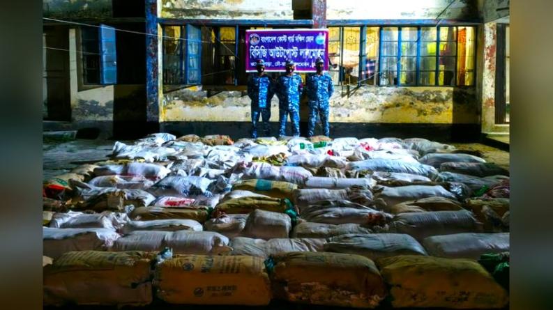 লালমোহনে কোস্ট গার্ডের অভিযানে বিপুল পরিমাণ নিষিদ্ধ পলিথিন জব্দ