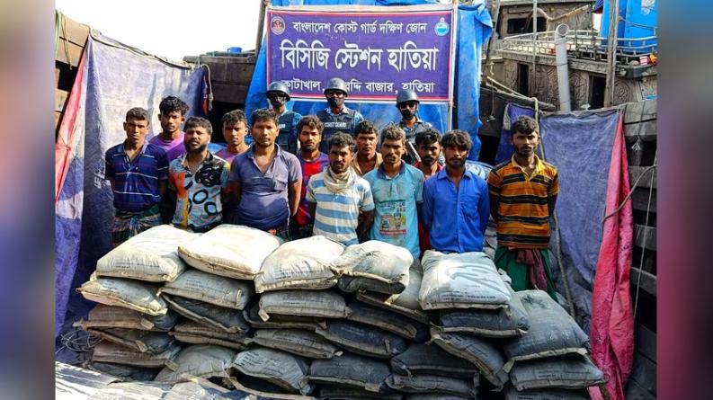 হাতিয়ায় মিয়ানমারে পাচারকালে ৫৯৫ বস্তা সিমেন্টসহ ১২ পাচারকারী আটক