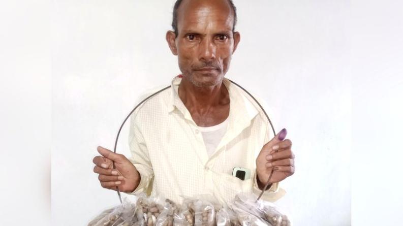 বাদাম বিক্রির আয়ে পরিবারের স্বপ্ন বাঁচিয়ে রাখেন ডিমলার সুলতান