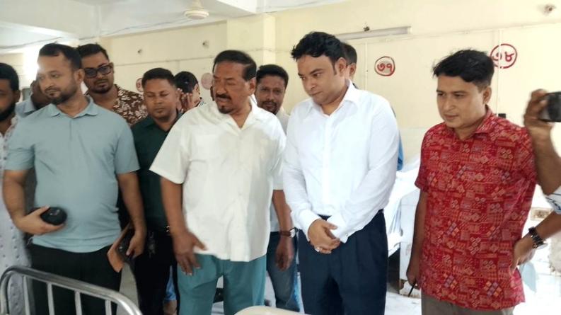 লালমোহন উপজেলা স্বাস্থ্য কমপ্লেক্স আকস্মিক পরিদর্শন করলেন স্পিকার হাফিজ উদ্দিন আহমেদ