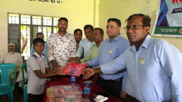 দুমকিতে ব্র্যাকের ভাসমান শিক্ষা তরী পরিদর্শন, উপকরণ পেল ৩৫ শিক্ষার্থী