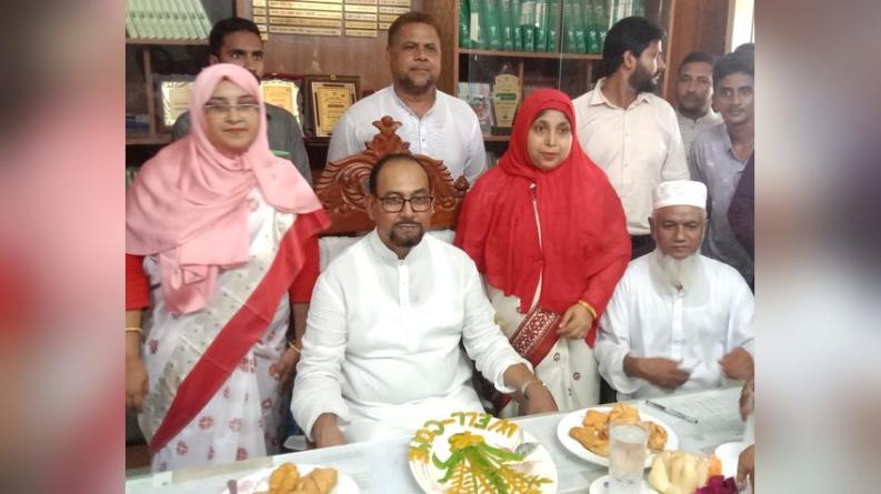 মুগ্ধ হয়ে না খেয়ে নিয়ে গেলেন আপ্যায়নের পিঠায় ধানের শীষের প্রতিবিম্ব