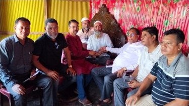 প্যারালাইসিসে আক্রান্ত যুবদল নেতার চিকিৎসায় সহায়তা দিলেন হাফিজ উদ্দিন