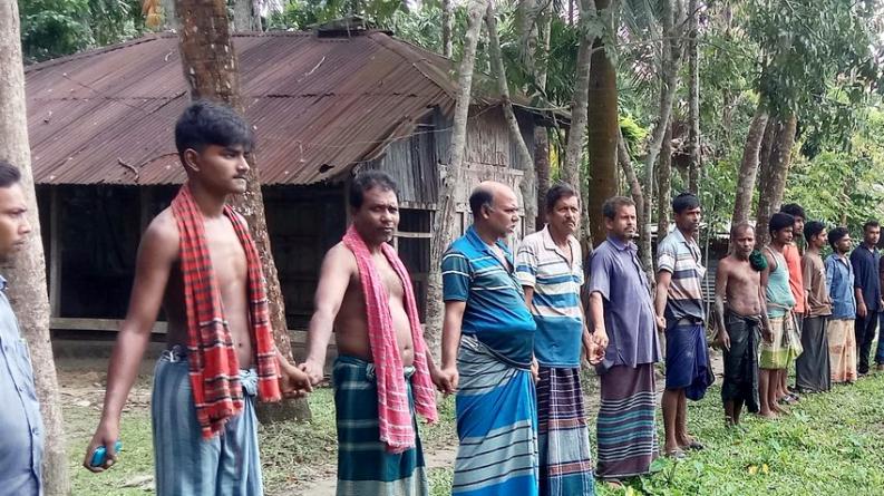 শিক্ষকের বিরুদ্ধে অনিয়মের অভিযোগ, কাঁঠালিয়ায় বিক্ষোভ-মানববন্ধন