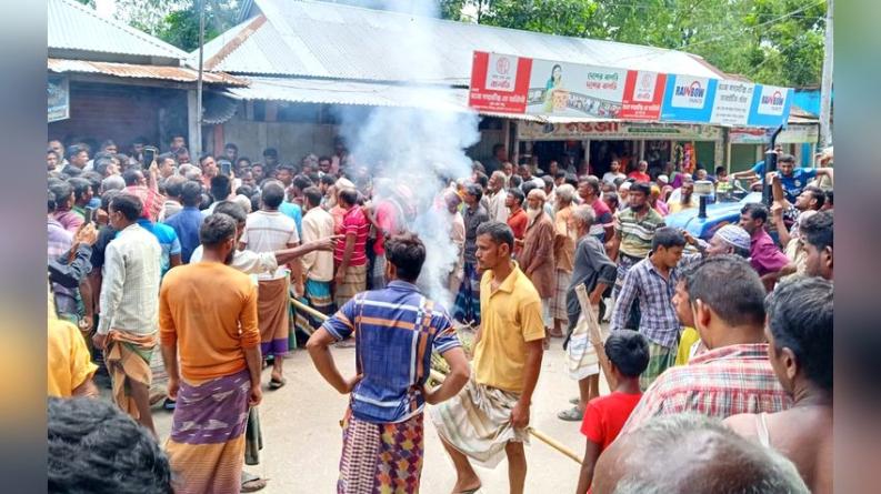 সার না পেয়ে উলিপুরে কৃষকদের সড়ক অবরোধ, যান চলাচল বন্ধ