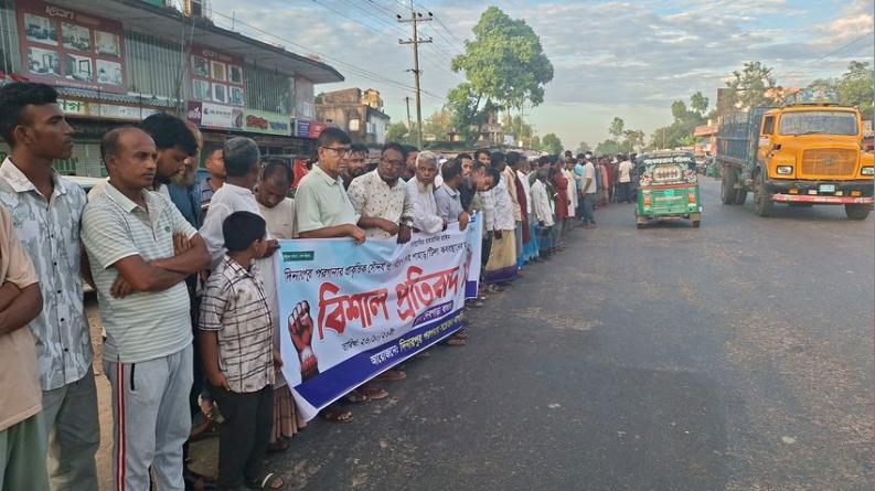 নবীগঞ্জে মিথ্যা চাঁদাবাজির মামলার প্রতিবাদে মহাসড়ক অবরোধ