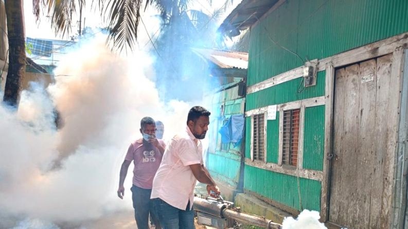 কাউখালীতে রাকিব তালুকদারের অর্থায়নে মশা নিধন অভিযান