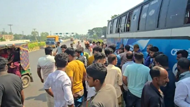 মানিকগঞ্জে বাসের ধাক্কায় একই পরিবারের দুইজন নিহত, সেলফি চলাচল বন্ধ
