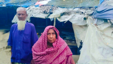নিরাপদ ঘরের অপেক্ষায় পাইকগাছার বৃদ্ধ সাকাত মোড়ল ও অসুস্থ স্ত্রী