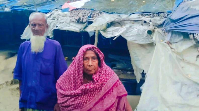 নিরাপদ ঘরের অপেক্ষায় পাইকগাছার বৃদ্ধ সাকাত মোড়ল ও অসুস্থ স্ত্রী