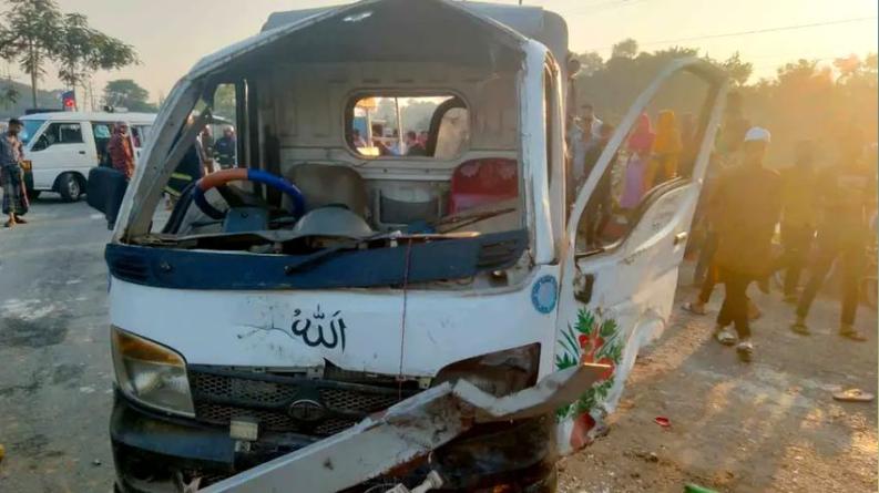 ত্রিশালে কাভার্ডভ্যানের ধাক্কায় প্রাণ গেল স্পিনিং মিলের দুই শ্রমিকের, আহত ৯